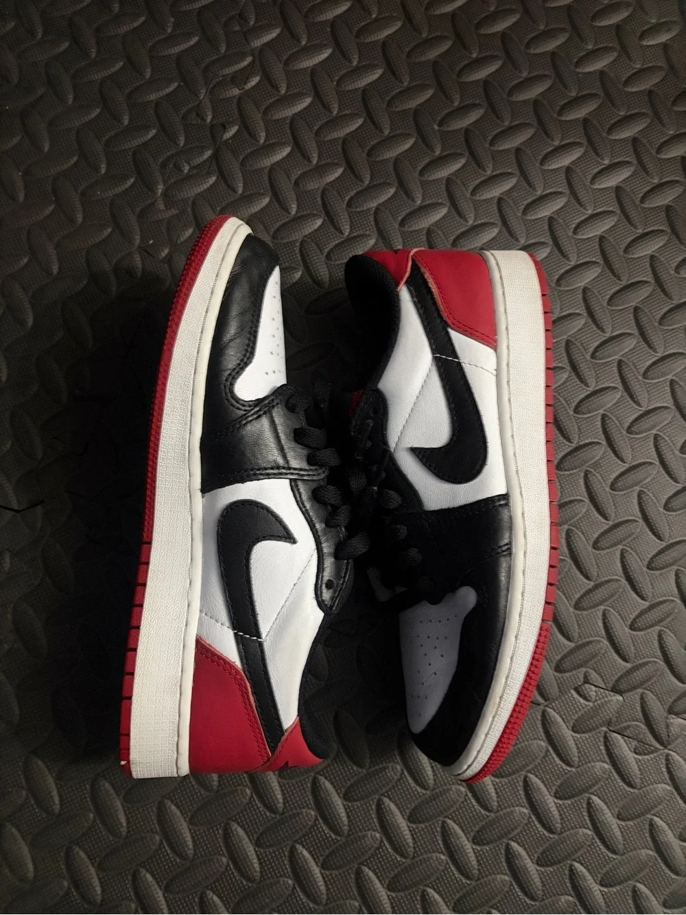 Nike Retro Low-Top Sneakers in Black / White / Red